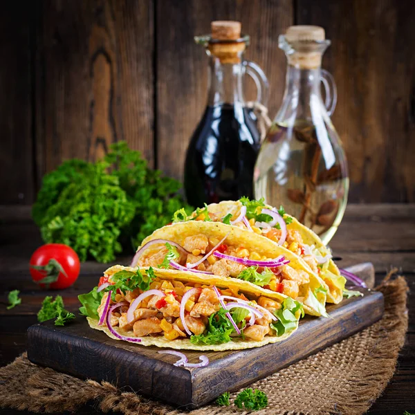 Mexikanska Tacos Med Kycklingkött Grönsaker Och Rödlök Mexikansk Taco — Stockfoto