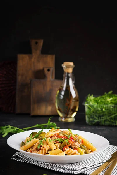 Italiaanse Pasta Penne Fusilli Met Gehakt Vlees Groenten Lunch — Stockfoto