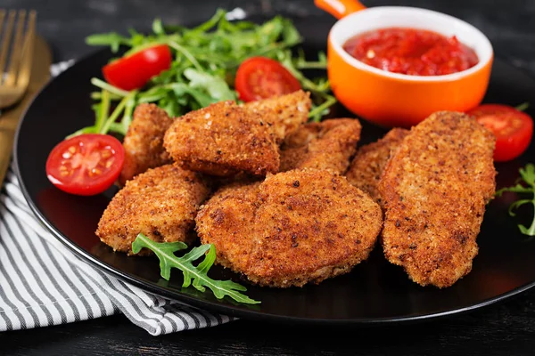 Kyckling Nuggets Och Sås Svart Platta Mörk Bakgrund — Stockfoto