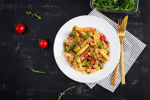 Pasta Italiana Penne Fusilli Con Carne Macinata Verdure Pranzo Vista — Foto Stock