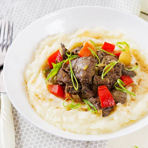 Fígado de frango frito com vegetais guarnição de purê de batata e