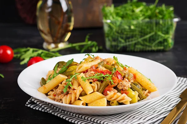 Italiensk Pasta Penne Och Fusilli Med Malet Kött Och Grönsaker — Stockfoto