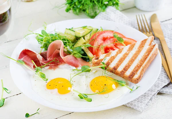 Engels Ontbijt Gebakken Jamon Toast Verse Groenten Salade — Stockfoto