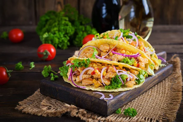 Taco Mexican Carne Pui Legume Ceapă Roșie Taco Mexican Imagini stoc fără drepturi de autor