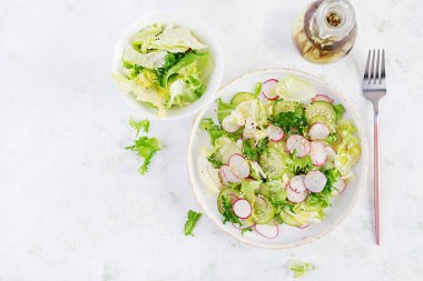 Sağlıklı sebze salatası, turp, salatalık, marul. Vejetaryen salatası. Üst manzara, düz uzanma