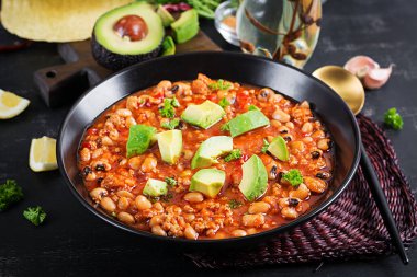Koyu arkaplanda Chili Con Carne. Meksika mutfağı.