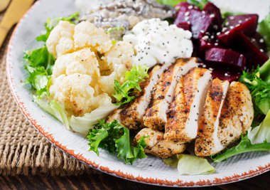 Sağlıklı öğle yemeği. Haşlanmış pancar salatası, sebzeli yahni, ızgara tavuk fileto ve fırında karnabahar. Akşam yemeği.