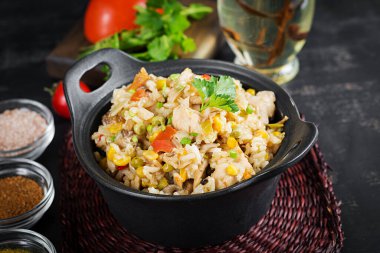 Arka planda tavuk ve sebzeli pilav. Diyet menüsü. Öğle yemeği..