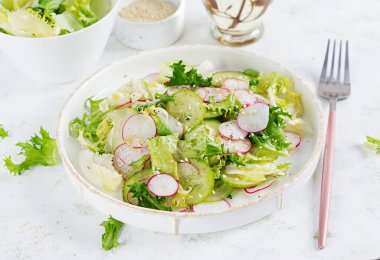 Sağlıklı sebze salatası, turp, salatalık, marul. Vegan salatası.