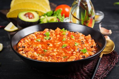 Koyu arkaplanda Chili Con Carne. Meksika mutfağı.