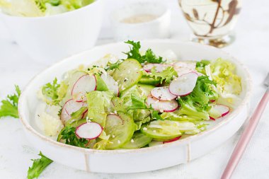 Sağlıklı sebze salatası, turp, salatalık, marul. Vegan salatası.