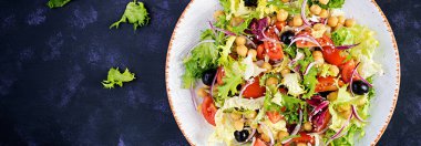 Sağlıklı nohut salatası, domates, zeytin ve kırmızı soğanlı marul. Sağlıklı yiyecekler, diyet. Yakından yemek. Üst görünüm, afiş