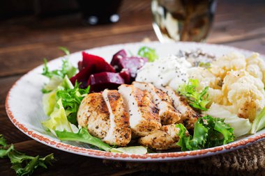 Sağlıklı öğle yemeği. Haşlanmış pancar salatası, sebzeli yahni, ızgara tavuk fileto ve fırında karnabahar. Akşam yemeği.