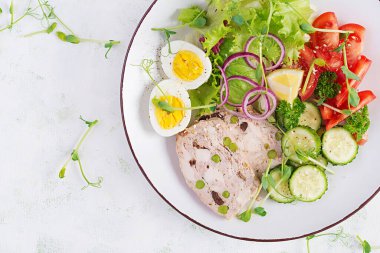 Ketogenik diyet. Haşlanmış yumurta, köfte ve taze salata. Keto kahvaltısı. Brunch olsun. Üst görünüm, genel görünüm