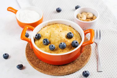 Hafif arka planda fırın kabında süzme peynir güveci. Sağlıklı kahvaltı.