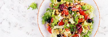 Sağlıklı nohut salatası, domates, zeytin ve kırmızı soğanlı marul. Sağlıklı yiyecekler, diyet. Yakından yemek. Üst görünüm, afiş