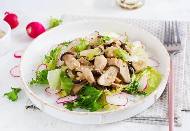 Salata kralı istiridye mantarı, susam tohumu, turp ve marul tabakta. Pleurotus eryngii.
