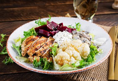 Sağlıklı öğle yemeği. Haşlanmış pancar salatası, sebzeli yahni, ızgara tavuk fileto ve fırında karnabahar. Akşam yemeği.