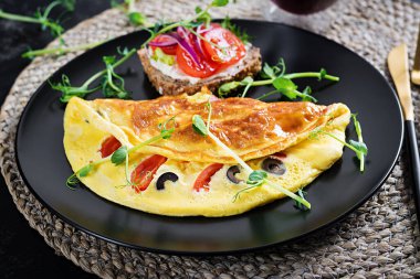 Sağlıklı kahvaltı. Domatesli, peynirli ve zeytinli omlet. Krem peynirli ve domatesli sandviç..