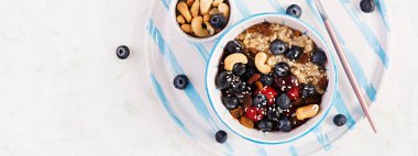 Bir kase yulaf lapası, böğürtlen ve fındıklı. Üst Manzara. Pankart