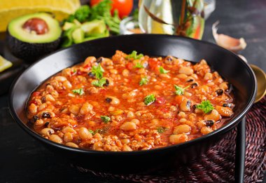 Koyu arkaplanda Chili Con Carne. Meksika mutfağı.