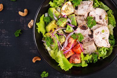 Moda salatası. Salatalı tavuk köftesi taze domates, kırmızı onin ve avokado. Sağlıklı yiyecekler, ketojenik diyet. Keto diyeti. Üst görünüm, genel görünüm, düz görünüm