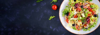 Sağlıklı nohut salatası, domates, zeytin ve kırmızı soğanlı marul. Sağlıklı yiyecekler, diyet. Yakından yemek. Üst görünüm, afiş