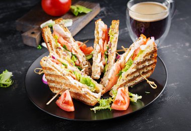 Tavuk göğsü, peynir, domates, salatalık ve otlu kulüp sandviçi..