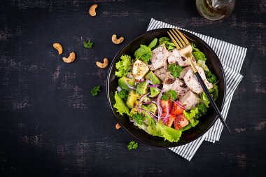 Moda salatası. Salatalı tavuk köftesi taze domates, kırmızı onin ve avokado. Sağlıklı yiyecekler, ketojenik diyet. Keto diyeti. Üst görünüm, genel görünüm, düz görünüm