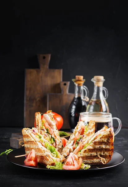 Sandwich Club Piept Pui Brânză Roșii Castraveți Ierburi — Fotografie, imagine de stoc