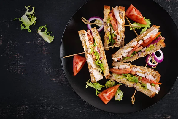 Sandwich Club Avec Poitrine Poulet Fromage Tomate Concombre Herbes Vue — Photo