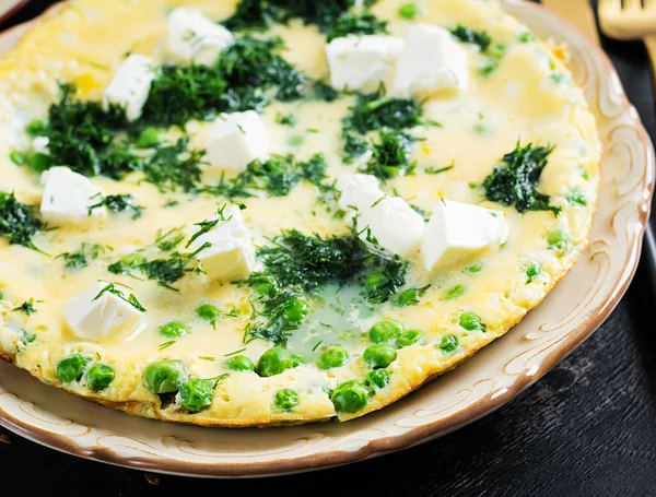 Sağlıklı Kahvaltı Yeşil Bezelyeli Omlet Beyaz Peynir Dereotlu Koyu Arkaplan — Stok fotoğraf