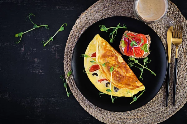 Desayuno Saludable Tortilla Con Tomates Queso Aceitunas Sandwich Con Queso — Foto de Stock