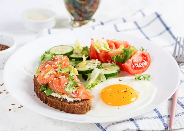 Desayuno Dietético Huevos Fritos Sándwiches Con Sal Salmón Pepino Tomates — Foto de Stock