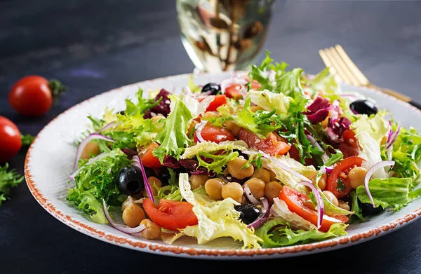 Egészséges Csicseriborsó Paradicsom Olívabogyó Saláta Vörös Hagymával Egészséges Étel Diéta — Stock Fotó