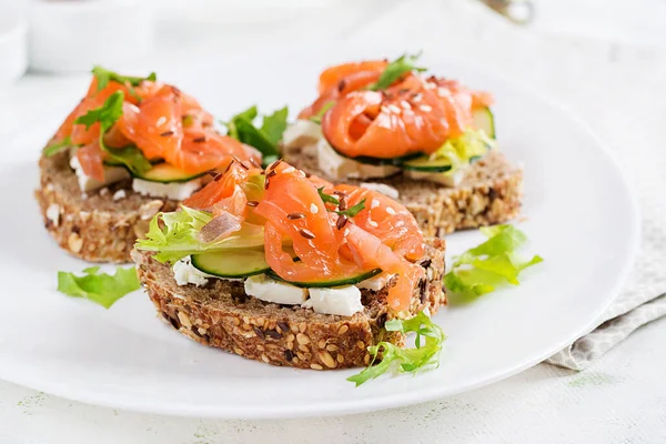 Offene Sandwiches Mit Gesalzenem Lachs Käsecreme Und Frischen Gurken Meeresfrüchte — Stockfoto