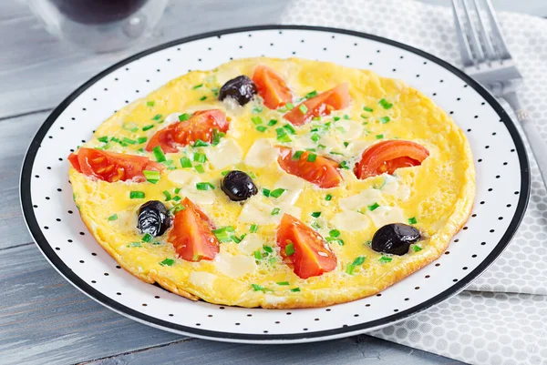 Πρωινό Ομελέτα Ντομάτες Μαύρες Ελιές Τυρί Και Πράσινα Κρεμμύδια Λευκό — Φωτογραφία Αρχείου