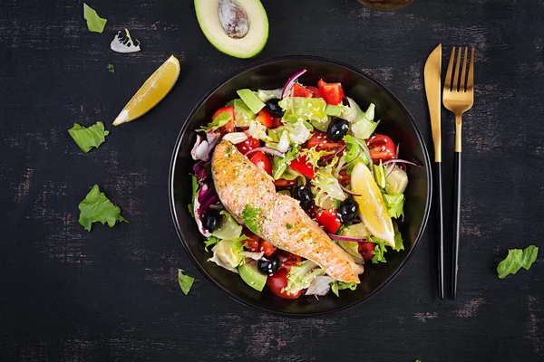 Gebakken Zalmvisfilet Verse Groene Sla Tomaat Avocado Zwarte Olijven Griekse — Stockfoto