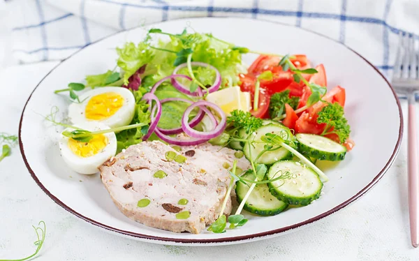 Dieta Ketogenică Fiert Carne Pâine Salată Proaspătă Micul Dejun Keto — Fotografie, imagine de stoc