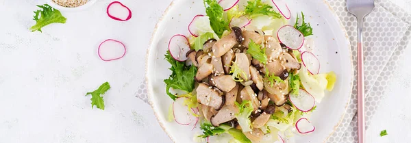Salat Mit Austernpilzen Sesam Rettich Und Salat Auf Einem Teller — Stockfoto