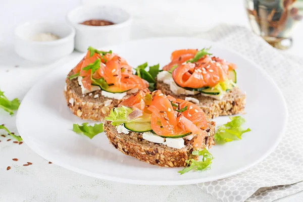 Sandwiches Abiertos Con Salmón Salado Crema Queso Pepino Fresco Mariscos — Foto de Stock
