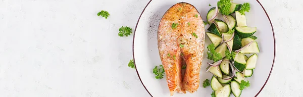 Gebakken Zalmvissteak Verse Komkommersalade Met Rode Uien Bovenaanzicht Banner — Stockfoto