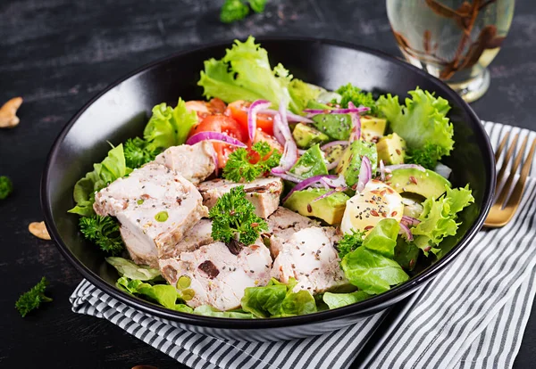 时髦的沙拉 鸡肉肉饼配沙拉 新鲜西红柿 红洋葱和鳄梨 健康的食物 健康的饮食 Keto饮食 — 图库照片