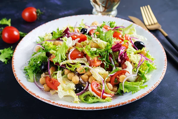 健康的鹰嘴豆 西红柿 橄榄和生菜沙拉配红洋葱 健康的食物 闭塞食品 — 图库照片