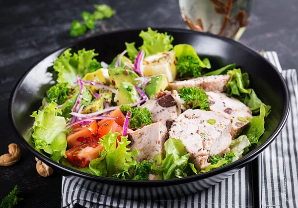 Trendy Salad Chicken Meatloaf Salad Fresh Tomatoes Red Onin Avocado — Stock Photo, Image