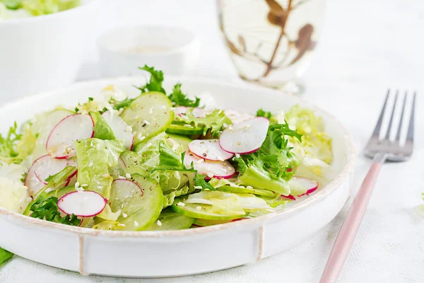 Gezonde Vegetarische Groentesalade Van Radijs Komkommers Sla Veganistische Salade — Stockfoto