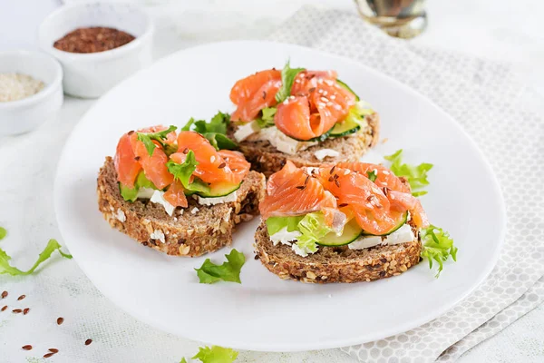 Sandwiches Abiertos Con Salmón Salado Crema Queso Pepino Fresco Mariscos — Foto de Stock