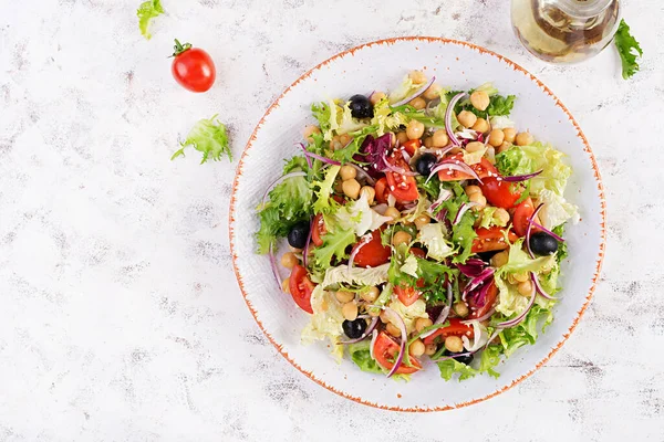Salată Sănătoasă Năut Roșii Măsline Salată Verde Ceapă Roșie Mâncare fotografii de stoc fără drepturi de autor