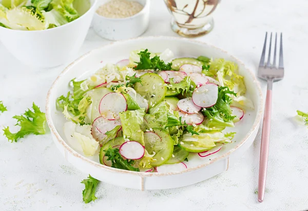 Salată Vegetariană Sănătoasă Ridiche Castraveți Salată Verde Salată Vegană Imagine de stoc
