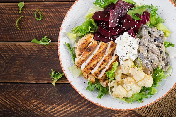 Almoço Saudável Salada Beterraba Fervida Com Verduras Cogumelos Cozidos Filé Fotos De Bancos De Imagens